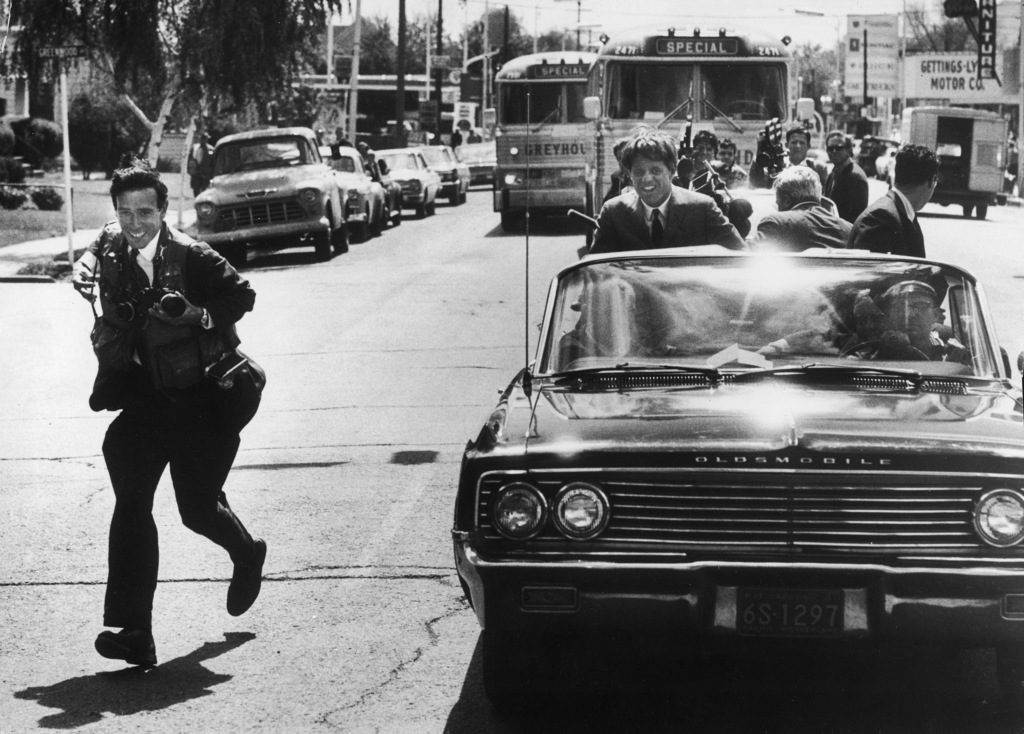 Photographer Bill Eppridge (L) covering Robert Kennedy's campaign. (Photo by Burton Berinsky/The LIFE Images Collection)