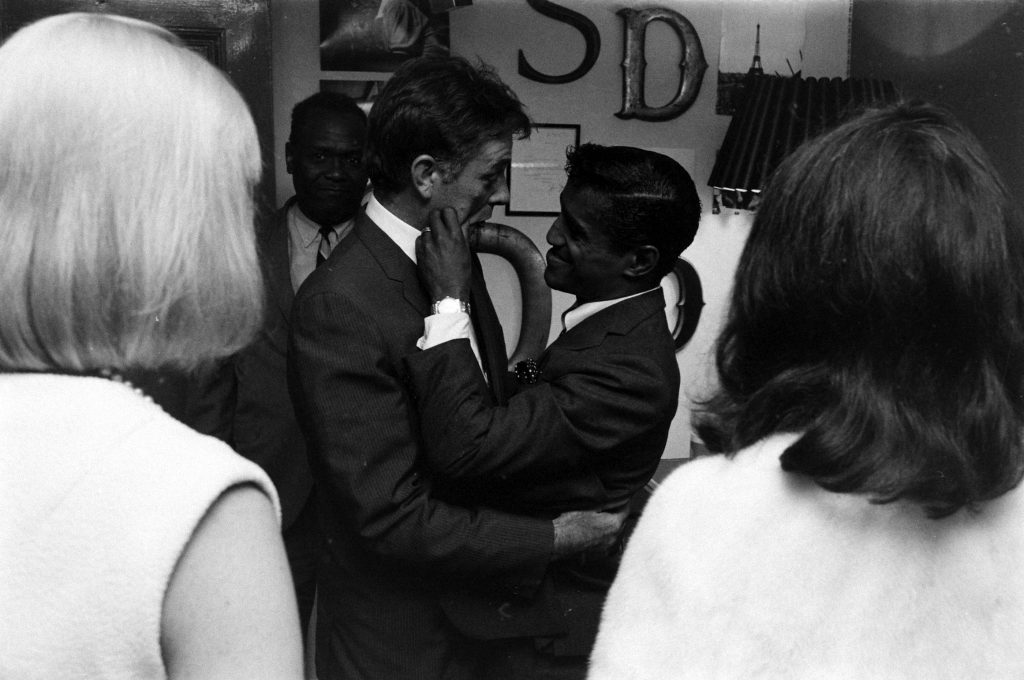 Sammy Davis Jr. with Richard Burton,1964.