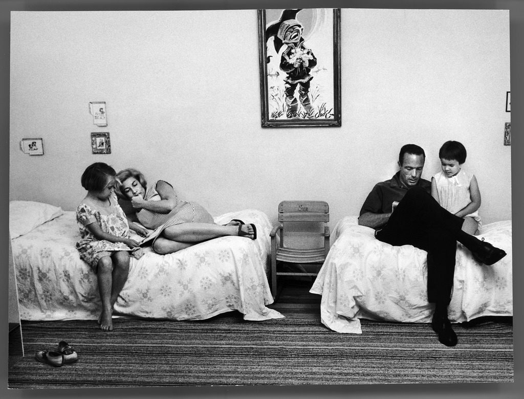 Astronaut Malcolm S. Carpenter and his wife reading with their children. (Photo by Ralph Morse/The LIFE Picture Collection © Meredith Corporation)