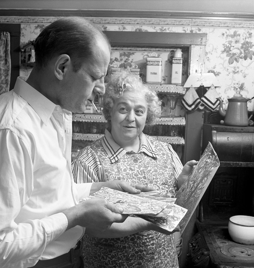 Jackson Pollock admires the watercolors of neighbor Mary Monteverdi, a self-taught artist inspired to take up painting after seeing Pollock's work.